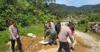 Forkopimcam dan Masyarakat Parlilitan Gotong Royong Perbaiki Jalan Rusak