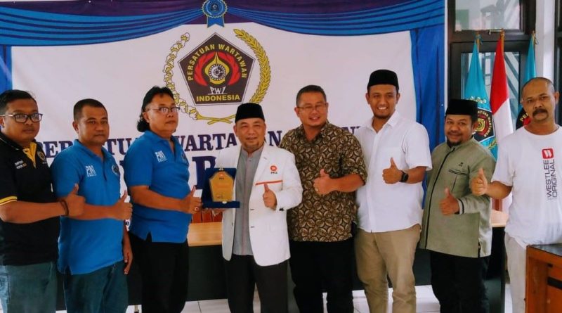 Bakal Calon Wali Kota Bekasi Silaturahmi ke PWI Bekasi