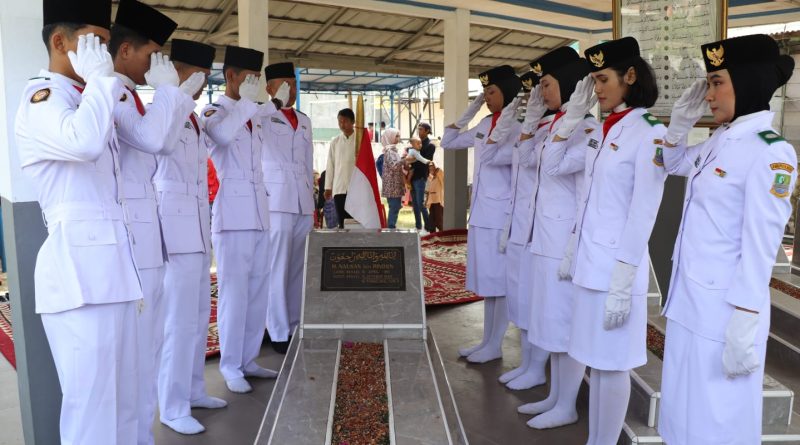 Asda 1 Sri Enny Mainiarti Lepas Peserta Kirab Kebangsaan dari Makam KH. Noer Alie