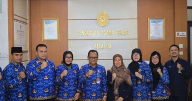 KOTA BEKASI EditorPublik.com – Pj Wali Kota Bekasi Gani Muhamad kunjungi Kantor Pengadilan Agama Kota Bekasi dan Kementrian Agama Kota Bekasi dalam rangka menjalin silaturahmi untuk mewujudkan sinergitas bersama di wilayah Kota Bekasi, Kamis (19/10/2023) Silaturahmi Pj Wali Kota Bekasi ini tentu atas dasar kebersamaan lintas kantor pada wilayah Kota Bekasi dalam mewujudkan sinergitas dalam kebersamaan. Pj Wali Kota Bekasi R. Gani Muhamad yang didampingi Pejabat Eselon II, Eselon III Pemkot Bekasi langsung disambut oleh Ketua Pengadilan Agama Negeri Kota Bekasi Dr. Nurwathon dan Kepala Kantor Kementerian Agama Kota Bekasi Shobirin. “Siang ini tentunya bersama jajaran pejabat datang ke dua kantor merupakan bentuk soliditas bersama untuk terus membangun kebersamaan yang kuat dalam mewujudkan Kota Bekasi yang semakin maju dan berkembang,"ucap R Gani. Pj Wali Kota Bekasi R. Gani Muhamad berharap akan terus bekerja sama membangun kolaborasi dari lintas sektor kantor di Kota Bekasi, menjaga komunikasi yang baik dan kuat untuk membawa nama baik Kota Bekasi. (Adv) Pj Wali Kota Bekasi Jalin Sinergitas Bersama Kementerian Agama