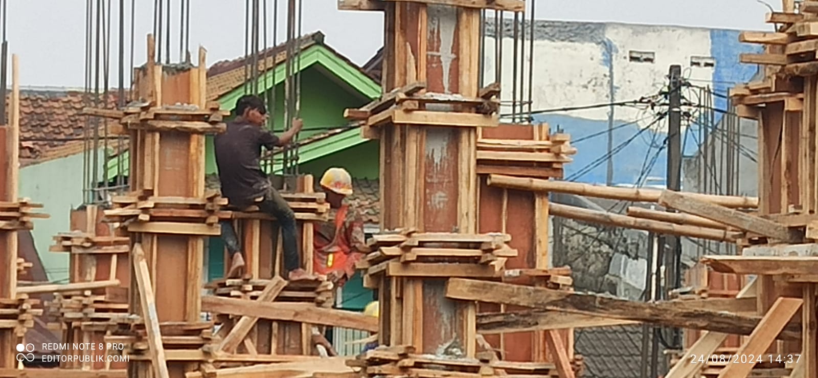 Pekerja Sedang Melaksanakan Pengecoran Secara Manual