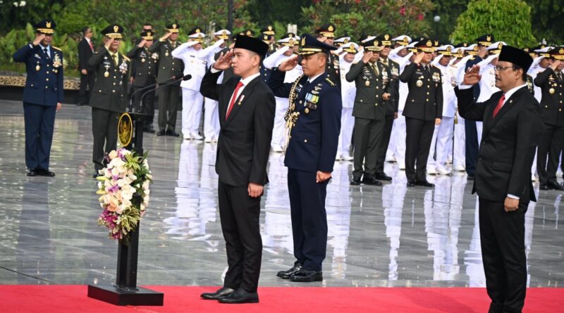 Upacara Hari Pahlawan di TMP Kalibata