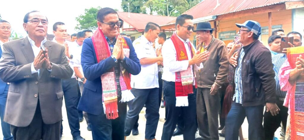 Anggota DPR RI, Drs.Sabam Sinaga, MM didampingi Bupati Humbahas, Oloan Nababan, dalam rangka penyerapan aspirasi masyarakat yang berlangsung di Desa Siharjulu, Kecamatan Lintongnihuta