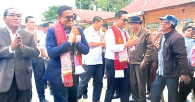 Anggota DPR RI, Drs.Sabam Sinaga, MM didampingi Bupati Humbahas, Oloan Nababan, dalam rangka penyerapan aspirasi masyarakat yang berlangsung di Desa Siharjulu, Kecamatan Lintongnihuta