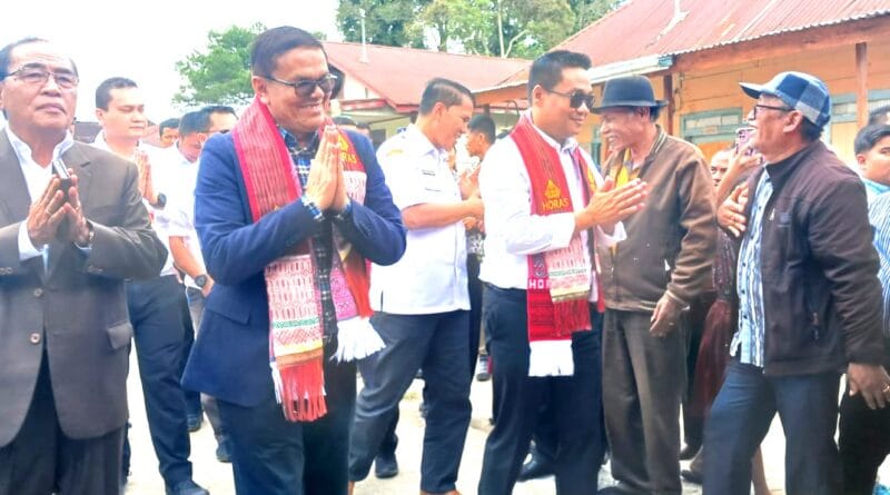 Anggota DPR RI, Drs.Sabam Sinaga, MM didampingi Bupati Humbahas, Oloan Nababan, dalam rangka penyerapan aspirasi masyarakat yang berlangsung di Desa Siharjulu, Kecamatan Lintongnihuta
