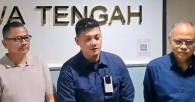 Ipda Endry Purwa Sefa (tengah), anggota tim pengamanan protokoler Kapolri,saat meminta maaf kepada jurnalis