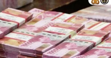 Polisi menyita barang bukti ribuan lembar uang palsu pecahan Rp 100 ribu yang siap diedarkan dengan nominal total Rp 1,3 miliar,