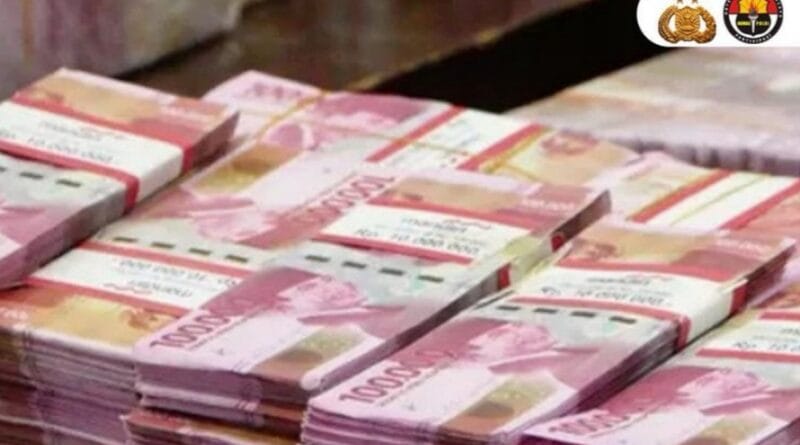 Polisi menyita barang bukti ribuan lembar uang palsu pecahan Rp 100 ribu yang siap diedarkan dengan nominal total Rp 1,3 miliar,