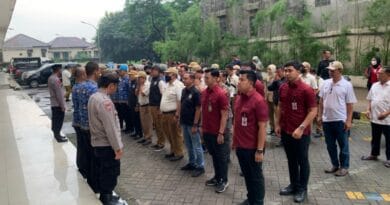 Apel petugas sebelum pendataan penghuni Apartemen Kemang View