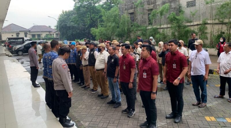 Apel petugas sebelum pendataan penghuni Apartemen Kemang View