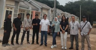 Tim Perumahan PWI Pusat bergerak saat meninjau lokasi perumahan subsidi di kawasan Cileungsi, Kabupaten Bogor, Jawa Barat.