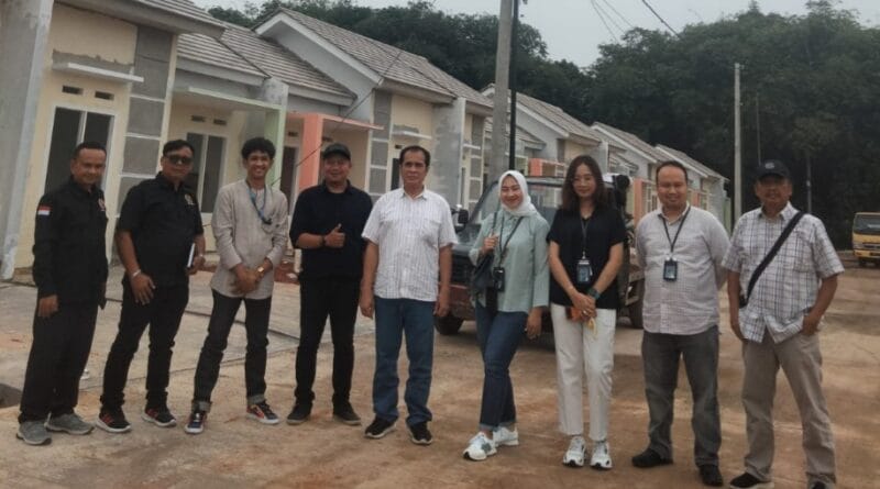 Tim Perumahan PWI Pusat bergerak saat meninjau lokasi perumahan subsidi di kawasan Cileungsi, Kabupaten Bogor, Jawa Barat.