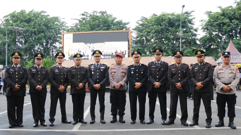 Petugas upacara peringatan Hari Sumpah Pemuda ke-97 di halaman Mapolres Metro Bekasi Kota, Senin (28/10/2025)