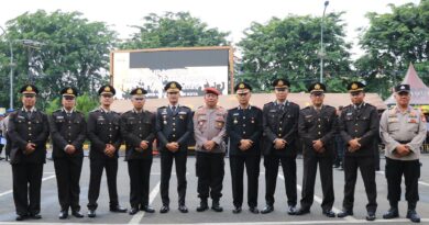 Petugas upacara peringatan Hari Sumpah Pemuda ke-97 di halaman Mapolres Metro Bekasi Kota, Senin (28/10/2025)