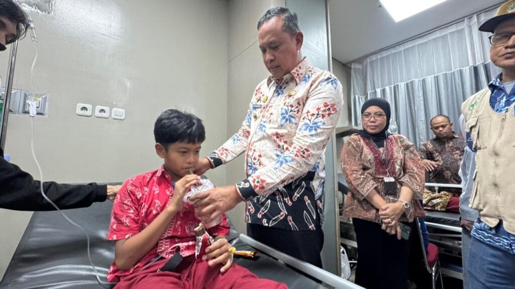 siswa SDN Kota Baru III, Bekasi Barat, dilarikan ke Instalasi Gawat Darurat (IGD) RS Ananda Bekasi pada Kamis (2/10/2025). Mereka mengalami keluhan kesehatan usai mengonsumsi Makanan Bergizi Gratis (MBG)