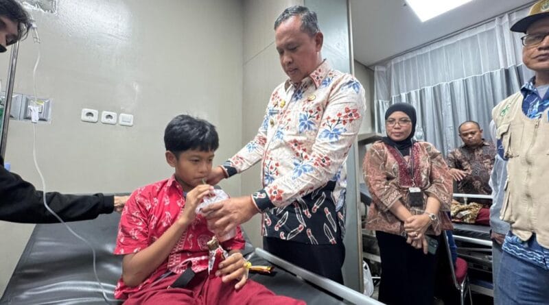 siswa SDN Kota Baru III, Bekasi Barat, dilarikan ke Instalasi Gawat Darurat (IGD) RS Ananda Bekasi pada Kamis (2/10/2025). Mereka mengalami keluhan kesehatan usai mengonsumsi Makanan Bergizi Gratis (MBG)