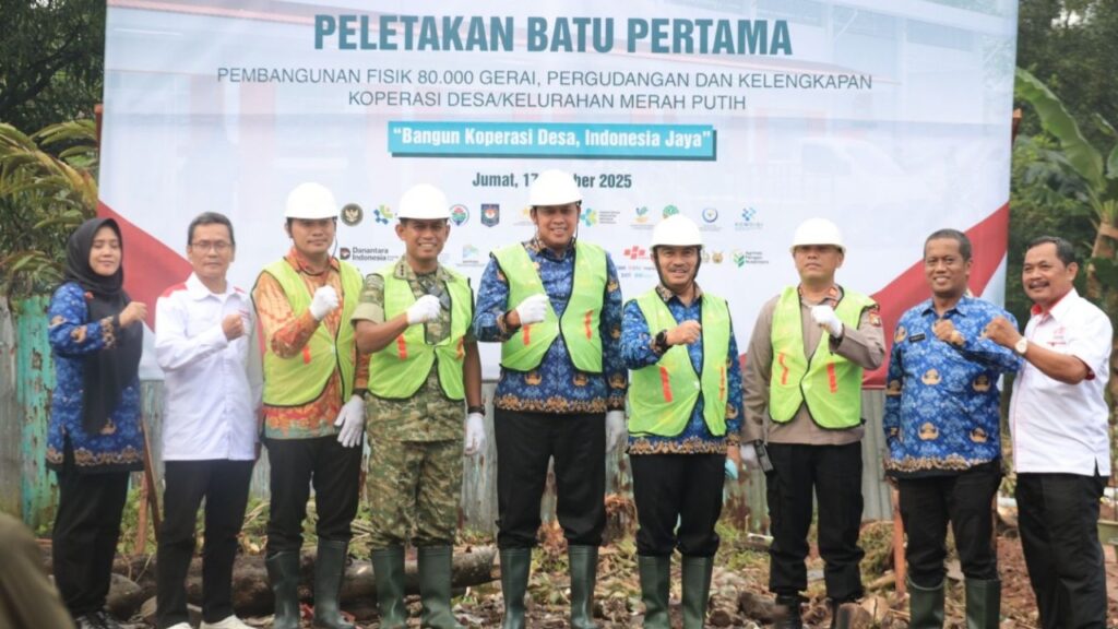 Peletakan batu pertama pembangunan gerai Koperasi Desa Merah Putih di Jalan Jati Timur Raya, Kelurahan Bojong Menteng, Kecamatan Rawalumbu