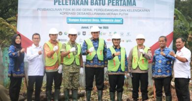 Peletakan batu pertama pembangunan gerai Koperasi Desa Merah Putih di Jalan Jati Timur Raya, Kelurahan Bojong Menteng, Kecamatan Rawalumbu