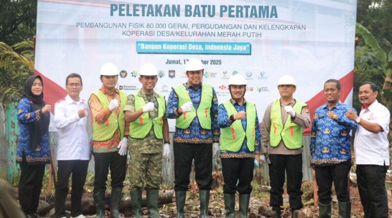 Peletakan batu pertama pembangunan gerai Koperasi Desa Merah Putih di Jalan Jati Timur Raya, Kelurahan Bojong Menteng, Kecamatan Rawalumbu