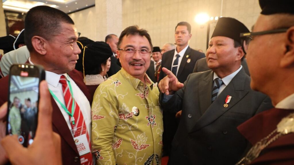 Presiden Prabowo bersama Wakil Wali Kota Bekasi Abdul Harris Bobihoe saat menghadiri wisuda mahasiswa Universitas Kebangsaan Republik Indonesia