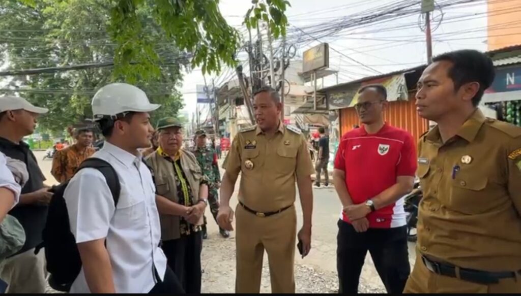 Tri Adhianto didampingi Plt. Kepala Dinas Bina Marga dan Sumber Daya Air (BMSDA) Kota Bekasi, Idi Sutanto, serta perwakilan Balai Sungai Wilayah Ciliwung Cisadane (BSWCC)