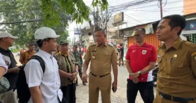 Tri Adhianto didampingi Plt. Kepala Dinas Bina Marga dan Sumber Daya Air (BMSDA) Kota Bekasi, Idi Sutanto, serta perwakilan Balai Sungai Wilayah Ciliwung Cisadane (BSWCC)