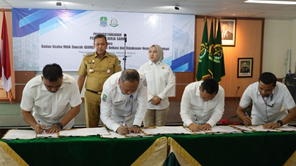 Penandatanganan nota kesepahaman (MoU) tersebut dilakukan oleh para pimpinan BUMD bersama Kepala Kejari Bekasi, Sulvia Triana Hapsari.
