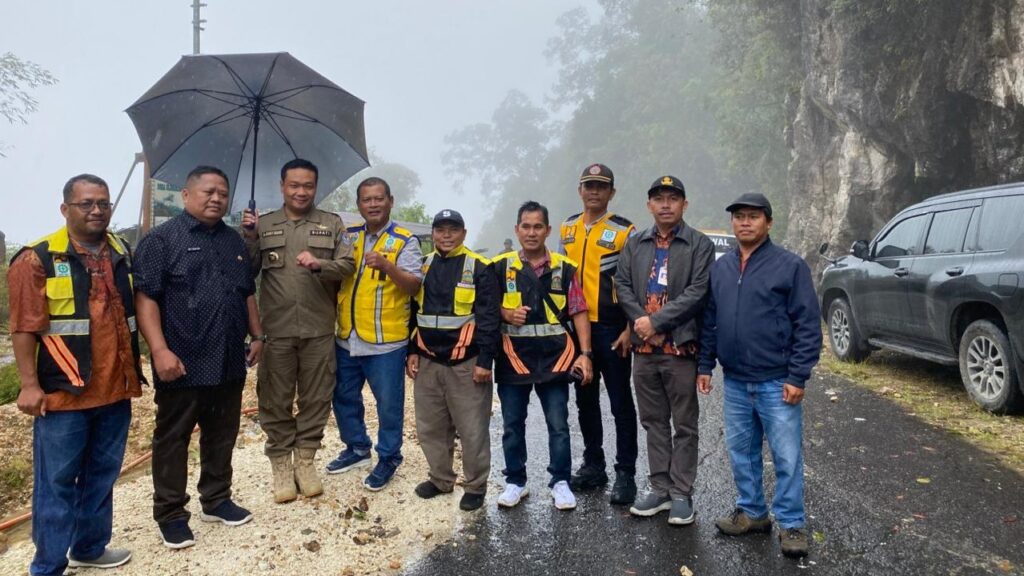 Bupati Humbang Hasundutan (Humbahas) Dr.Oloan Paniaran Nababan meninjau ruas jalan di Dusun Batu Gajah, Desa Sionom Hudon Julu, Kecamatan Parlilitan, Jumat 21 November 2025.
