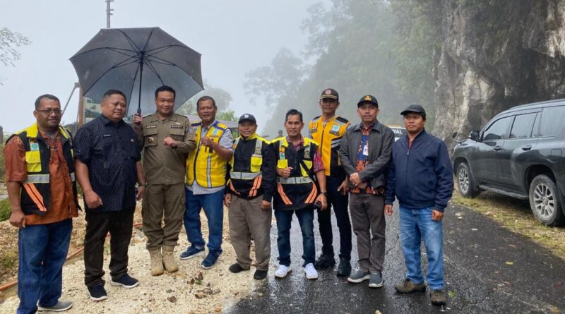 Bupati Humbang Hasundutan (Humbahas) Dr.Oloan Paniaran Nababan meninjau ruas jalan di Dusun Batu Gajah, Desa Sionom Hudon Julu, Kecamatan Parlilitan, Jumat 21 November 2025.