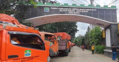 Antrean truk sampah mengular di TPA Sumur Batu