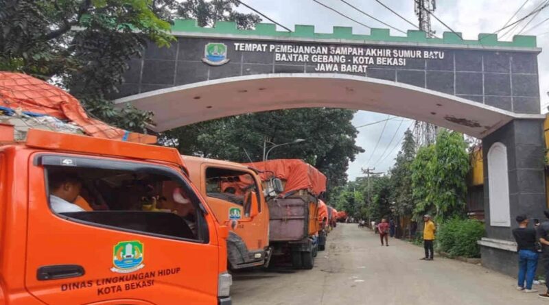 Antrean truk sampah mengular di TPA Sumur Batu