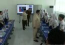Presiden Prabowo Subianto meninjau pemanfaatan papan digital interaktif atau Interactive Flat Panel (IFP) di SMPN 4 Kota Bekasi, Senin (17/11/2025)