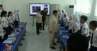 Presiden Prabowo Subianto meninjau pemanfaatan papan digital interaktif atau Interactive Flat Panel (IFP) di SMPN 4 Kota Bekasi, Senin (17/11/2025)