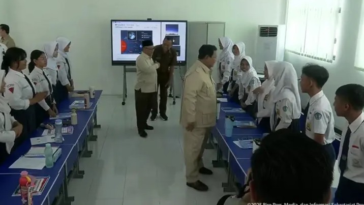 Presiden Prabowo Subianto meninjau pemanfaatan papan digital interaktif atau Interactive Flat Panel (IFP) di SMPN 4 Kota Bekasi, Senin (17/11/2025)