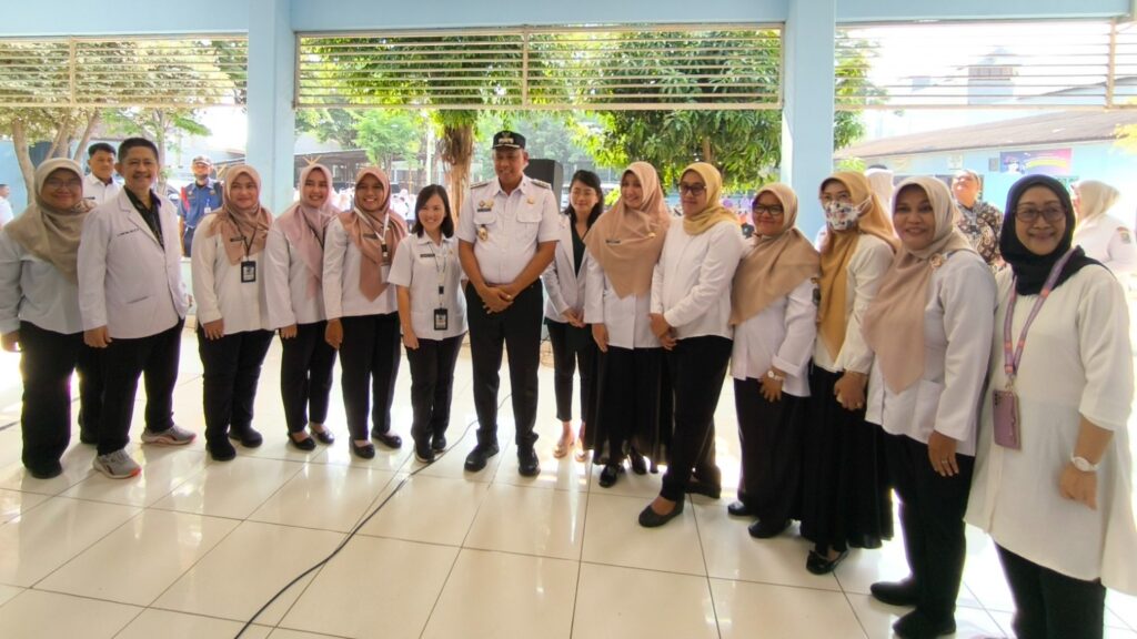 Wali Kota Bekasi, Dr.Tri Ahianto bersama Dinas Kesehatan dan RSUD Jatisampurna melaksanakan kegiatan Monitoring dan Evaluasi Pemantauan Kesehatan bagi pasien dengan gangguan jiwa.