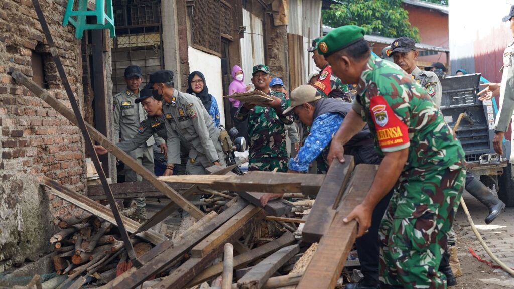 Bongkar paksa bangunan liar