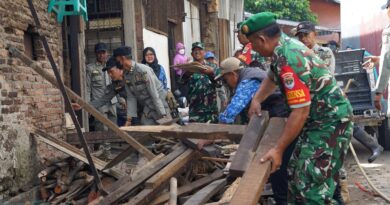 Bongkar paksa bangunan liar