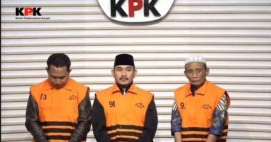 Bupati Bekasi, Ade Kuswara (tengah) jadi tersangka KPK (Foto: YouTube KPK)