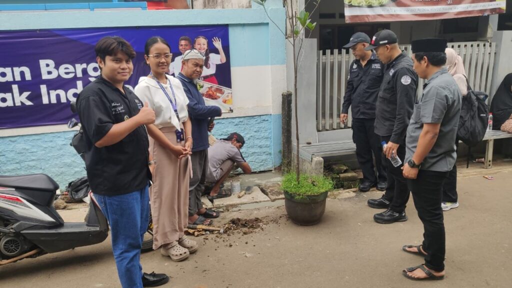 Pengecekan sumber bau oleh petugas UPTD Lab LH Kota Bekasi