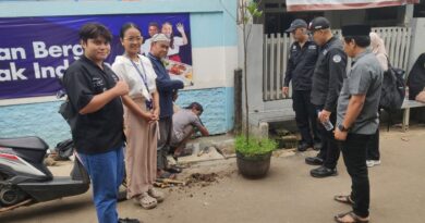Pengecekan sumber bau oleh petugas UPTD Lab LH Kota Bekasi