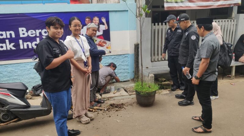 Pengecekan sumber bau oleh petugas UPTD Lab LH Kota Bekasi