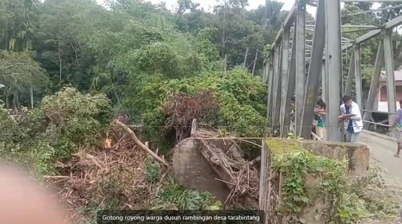 Tumpukan Kayu di Jembatan Lae Sipeggih Tarabintang