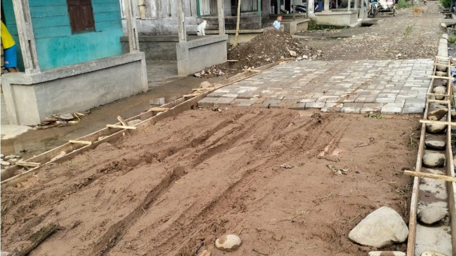 Pembangunan jalan dengan material paving blok 