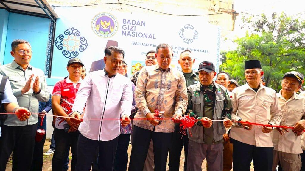 Wali Kota Bekasi, Tri Adhianto saat meresmikan SPPG di Rawalumbu