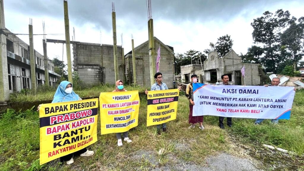 Para korban dan kuasa hukum dari Kantor Hukum Harry F. Hasugian & Partners, melakukan aksi damai di lokasi proyek properti, Kamis (26/2/2026)