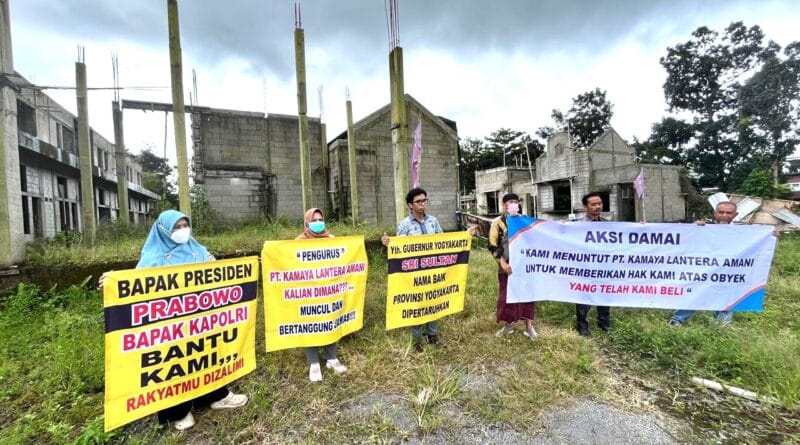 Para korban dan kuasa hukum dari Kantor Hukum Harry F. Hasugian & Partners, melakukan aksi damai di lokasi proyek properti, Kamis (26/2/2026)