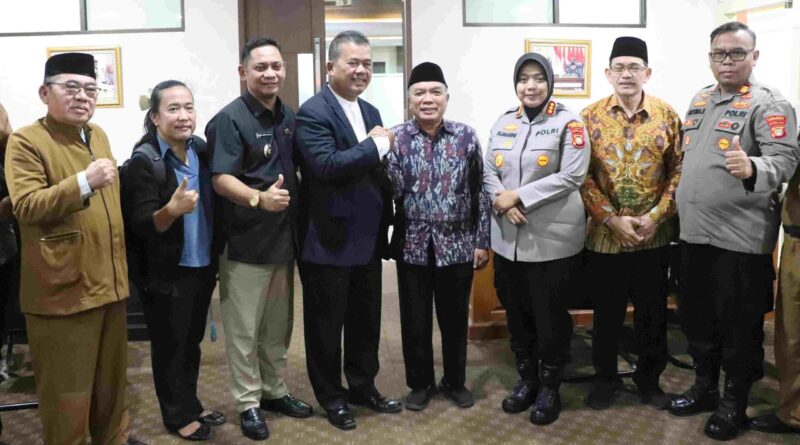 Rapat Forum Koordinasi Pimpinan Daerah, Forum Kerukunan Umat Beragama, serta perwakilan Rumah Doa HKBP Serang Baru.