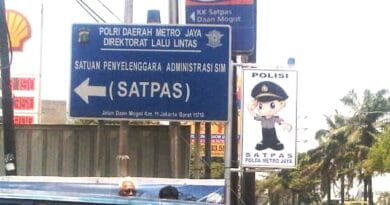 Pemohon SIM Puji Pelayanan Satpas SIM Daan Mogot