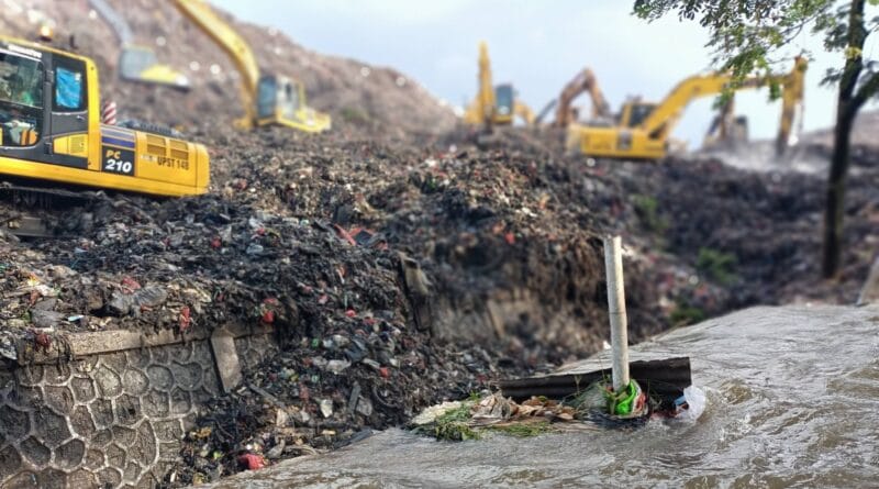 Longsor TPST Bantargebang Kembali Makan Korban, Truk dan Pekerja Tertimbun Gunungan Sampah