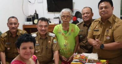 Wakil Wali Kota Bekasi Harris Bobihoe Tinjau Penerima Bansos di Mustikajaya Wakil Wali Kota Bekasi Harris Bobihoe Tinjau Penerima Bansos di Mustikajaya